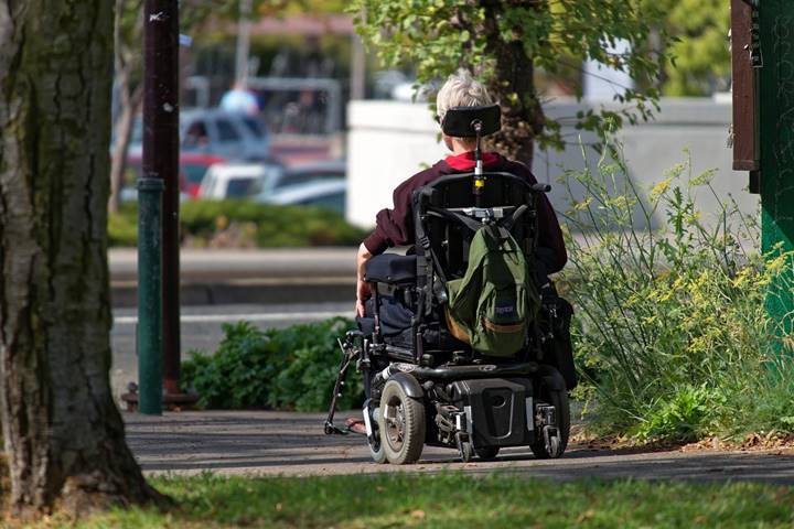 Čovek u invalidskim kolicima