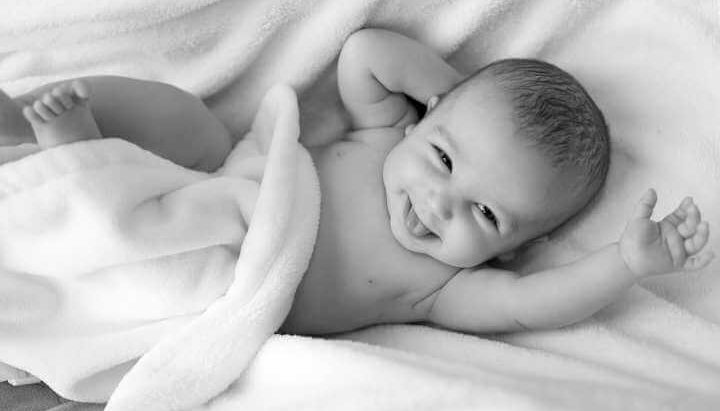 Osmeh bebe na cebetu