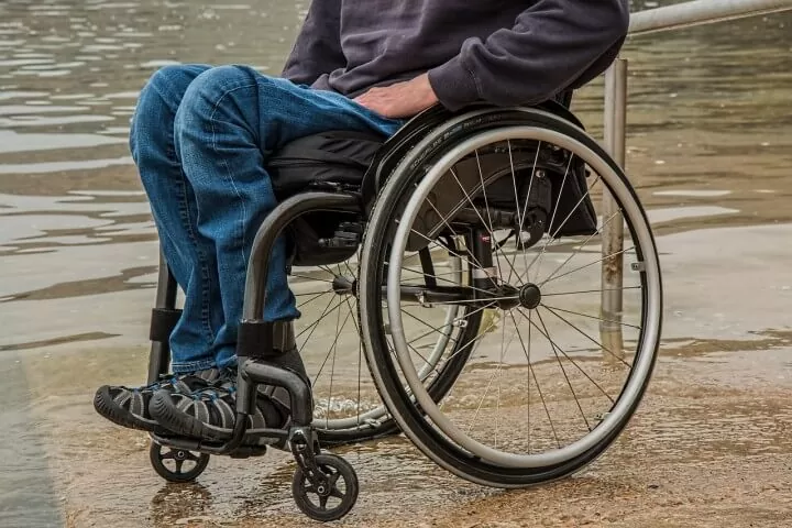 covek u invalidskim kolicima
