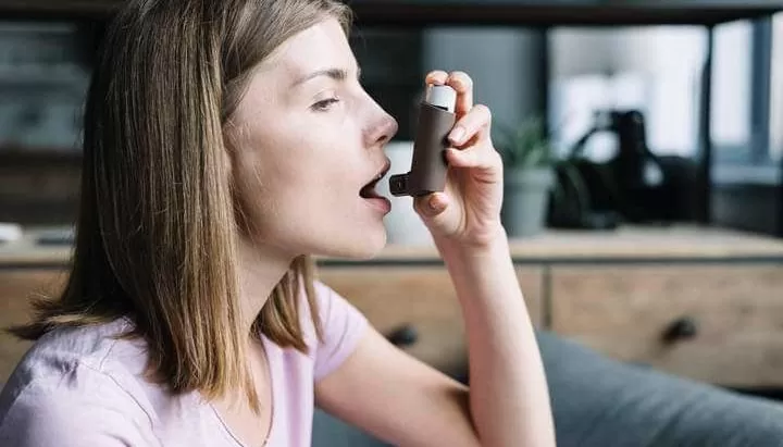 devojka koristi pumpicu za astmu
